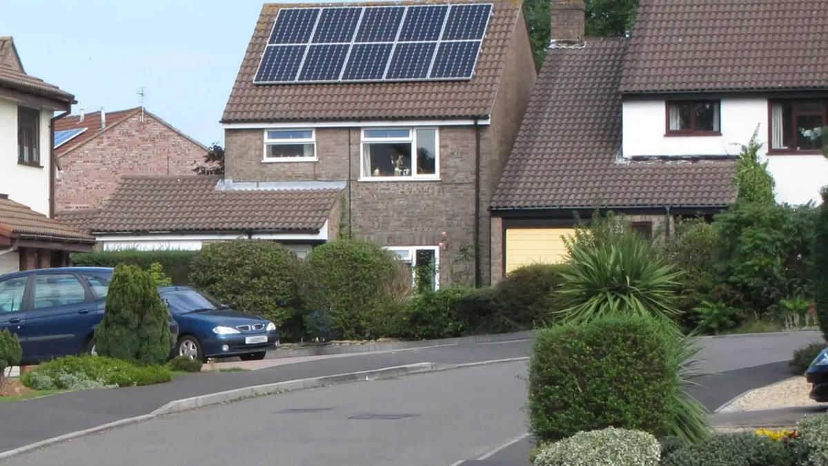 Einfamilienhaus mit Photovoltaikanlage auf dem Dach