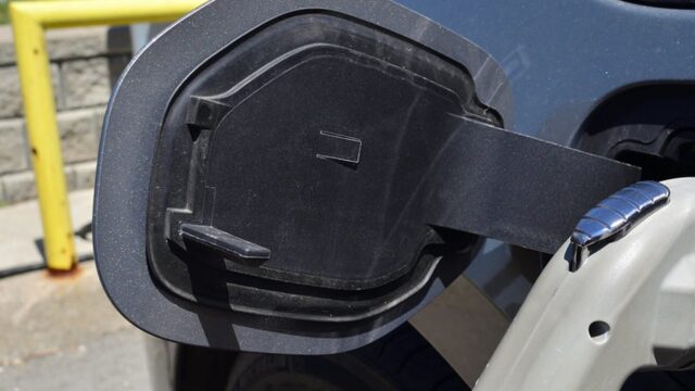 Ladestecker steckt in der geöffneten Ladebuchse eines Elektroautos